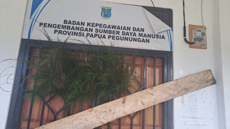 Kantor BKD Papua Pegunungan Dipalang