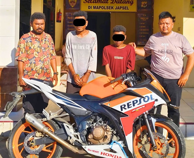 Dua pelaku curanmor saat di gelandang ke Mapolsek Japsel
