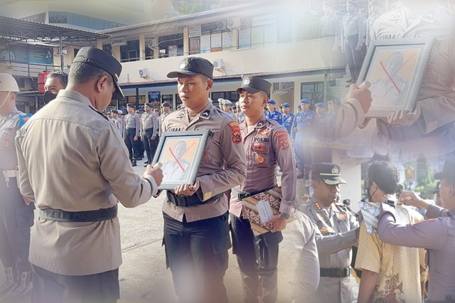 Dua personel Polresta Jayapura yang di PTDH