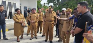 Gubernur John Tabo didampingi Plt Sekda Papua Pegunungan Marthen Kogoya saat disambut Wakil Bupati Biak Numfor Jimmy Carter Rumbarar Kapisa