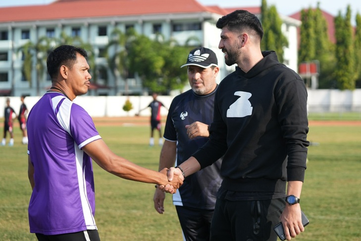 Matheus Vieira da Silva ketika bersalaman dengan Coach Ricardo Salampessy disaksikan Asisten Manager Persipura, Esteban Horac