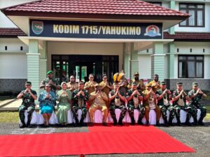 Pangdam Cenderawasih berfoto bersama Bupati Yahukimo dan Para Pimpinan OPD