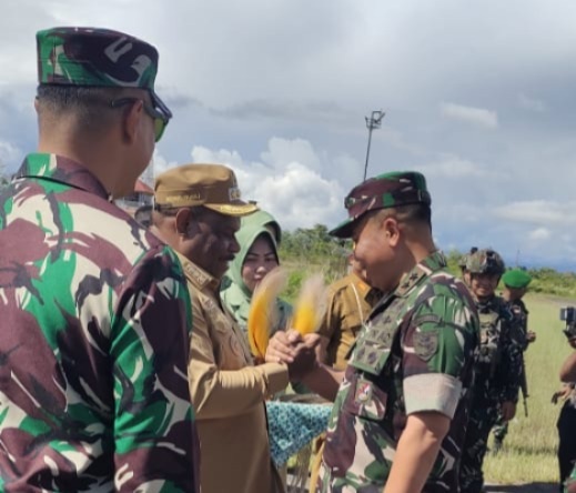 Pangdam Mayjen TNI Rudi Puruwito saat tiba di Kota Dekai disambut Bupati Didimus Yahuli