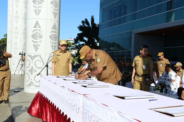 Pj Gubernur Papua saat menyaksikan penandatanganan Pakta Integritas Netralitas ASN di Pilgub Papua