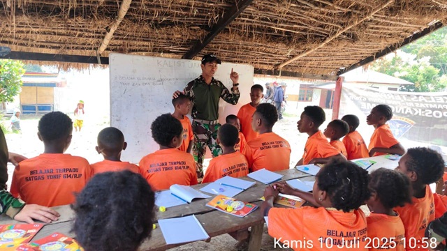 Prajurit TNI saat mengajar kalistung bersama anak anak di Kampung Kanggime
