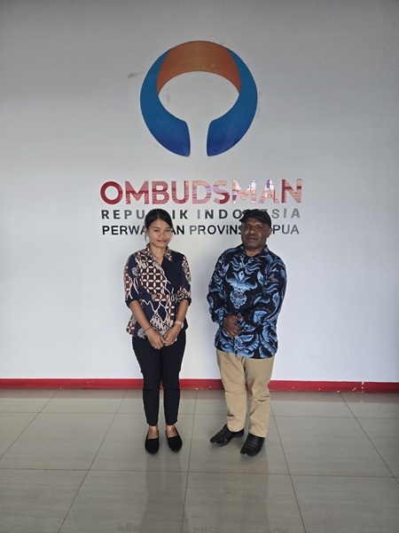 Sonny Lokobal saat berada di Kantor Ombudsman Perwakilan Papua