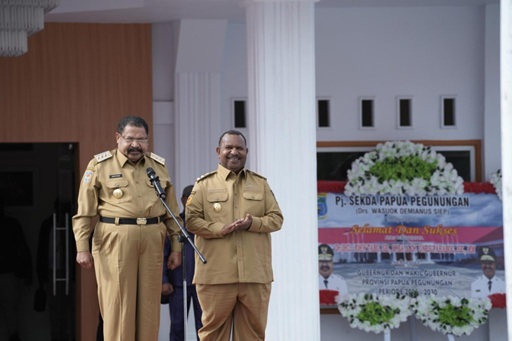 Gubernur John Tabo dan Wagub Ones Pahabol saat apel perdana di lingkup Pemprov Papua Pegunungan