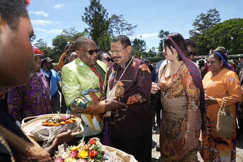 Gubernur Papua Pegunungan John Tabo hadir di Perayaan Misa Gereja Katolik di Wesaput dan menyerahan bantuan uang sebesar Rp. 10 miliar