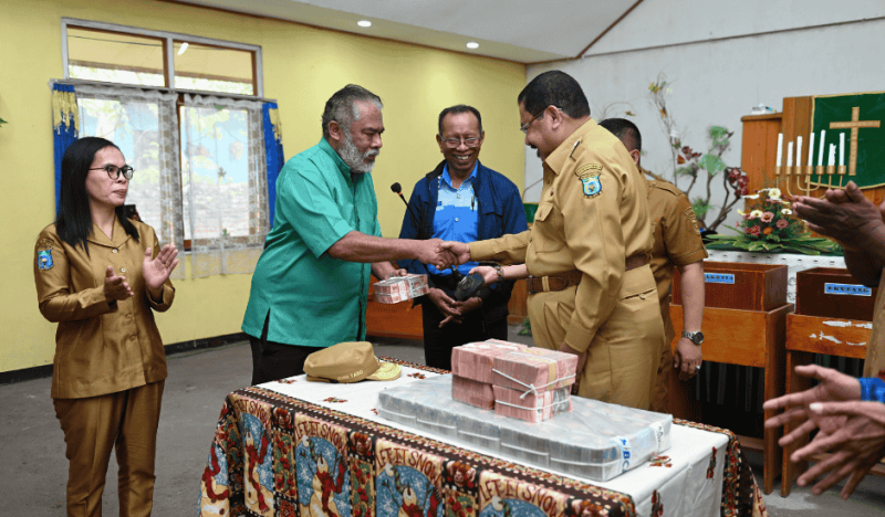 Gubernur Papua Pegunungan John Tabo saat menyalurkan dana hibah bidang keagamaan