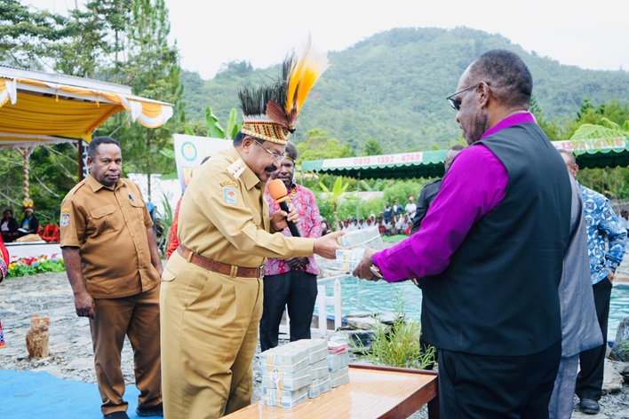 Gubernur Papua Pegunungan John Tabo saat menyerahkan bantuan dana sebesar Rp 500 jutaa di Konferensi GIDI wilayah Bogo