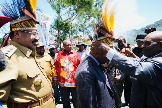 Gubernur Papua Pegunungan John Tabo saat tiba di Distrik Kelila untuk menghadiri Konferensi VII GIDI