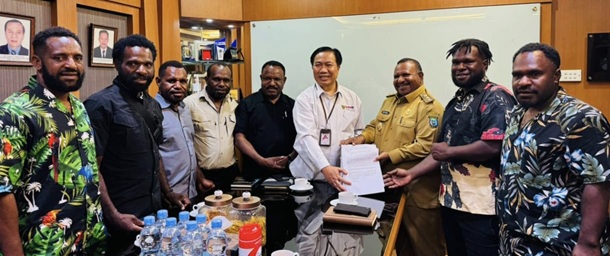 Wagub Papua Pegunungan Ones Pahabol bersama Para Pencaker saat bertemu Menpan RB