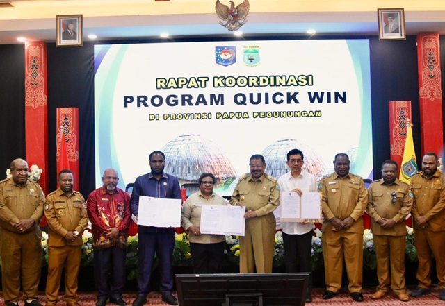 Wamendagri Ribka Haluk bersama Gubernur Papua Pegunungan dan Bupati Jayawijaya