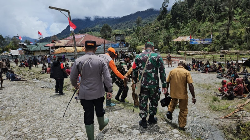 Dandim 1706 Letkol Inf Saeri bersama Forkompimda Kabupaten Nduga saat meninjau para korban baanjir dan longsor di Nduga