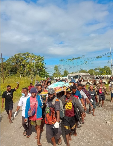 Jenasah Alm Listin Atis Sam saat diarak dari RSU Dekai oleh keluarganya. (foto : ist/PL)