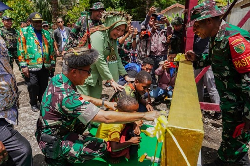 Mayjen TNI Amrin Ibrahim dan ibu saat penutupan TMMD ke 126 di Kabupaten Jayawijaya