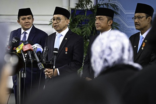 Menteri Kebudayaan Fadli Zon menyampaikan keterangan pers usai penganugerahan gelar pahlawan nasional di Istana Negara