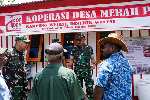 Pangdam Cenderawasih Mayjen TNI Amrin Ibrahim saat meninjau Koperasi Desa Merah Putih di Distrik Walesi