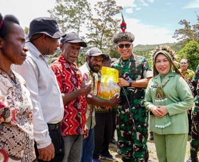 Pangdam Cenderawasih bersama ibu saat menyerahkan bantuan beras kepada masyarakat di Jayawijaya
