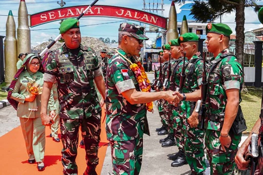 Pangdam Cenderawasih dan Ketua Persit KCK saat tiba di Makodim 1702 Jayawijaya disambut hangat para prajurit