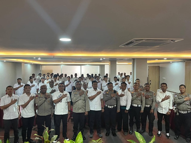 Kapolresta Jayapura KBP Fredrickus W. A. Maclarimboen berfoto bersama jajarannya