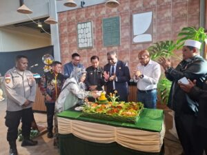 Pemotongan tumpeng tanda di resmikannya Cafe dan Resto Rindu Alam Papua