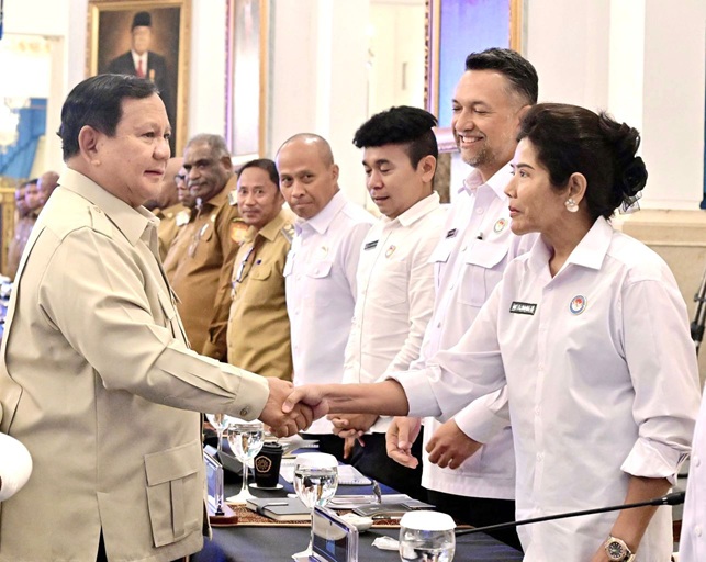 Presiden RI Prabowo Subianto saat bersalaman dengan Anggota KE2POKP Yanni