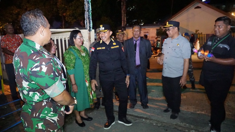 Wakil Walikota Jayapura Rustan Saru dan Plt Sekda Kota Jayapura Mukhlis Karim saat memantau perayaan malam natal di sejumlah gereja