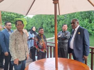 Walikota Abisai Rollo dan Wakil Walikota Jayapura Rustan Saru didampingi Owner RAP melihat suasana di sekitar cafe