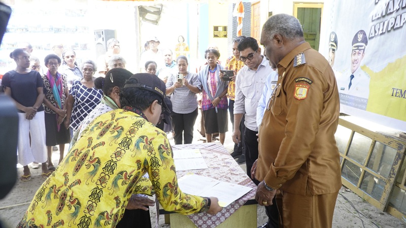 Walikota Jayapura Abisai Rollo didampingi Plt Sekda Kota Jayapura Mukhlis Karim saat menyaksikan penandatanganan pemberian rumah layak huni bagi penduduk asli Papua
