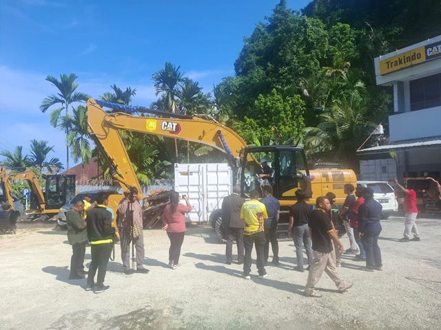 Walikota Jayapura Abisai Rollo saat melihat 1 unit exavator yang dibeli Pemkot Jayapura