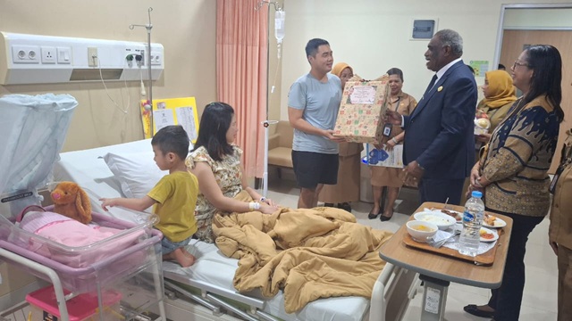 Walikota Jayapura Abisai Rollo saat menyerahkan dokumen kependudukkan kepada warga kota Jayapura