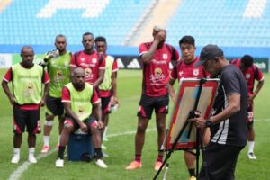 Coach RD memberikan arahan saat latihan Skuad Persipura Jayapura