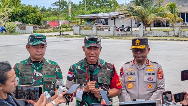 Mayjen TNI Amrin Ibrahim saat memberikan keterangan pers terkait batalnya kunjungan Wapres Gibran di Yahukimo