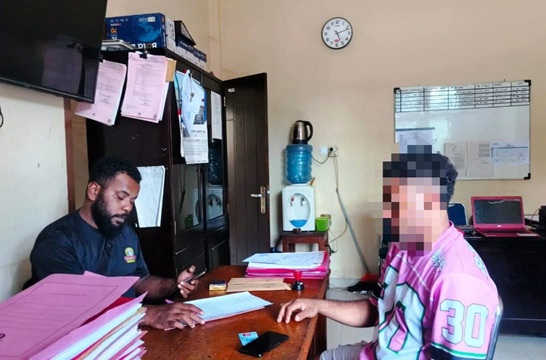 Pelaku penganiayaan saat menjalani pemeriksaan di Mapolsek Heram