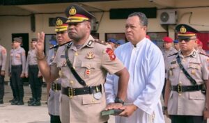 Kompol Paulus Hilapok saat dilantik sebagai Kapolsek Abepura